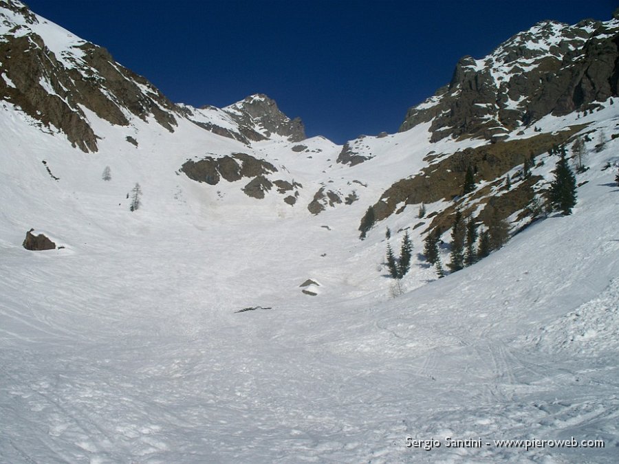 06 Valle ancora piena di neve.JPG